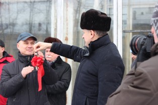 Президент Удмуртии А. А. Волков вручает ключи от нового автобуса
