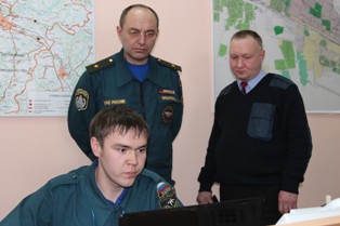 Генерал-майор Сергей Мирошниченко знакомится с ЕДДС г. Глазова