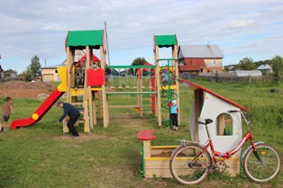 Детская площадка в поселке Сыга_2