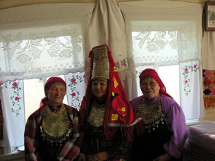 Северные удмурты в национальных костюмах