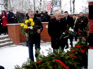 Возложение цветов к мемориалу памяти павших в локальных конфликтов