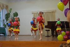 Воспитанники д/с № 29 "Радуга" с танцевальным номером "Воздушные шары"