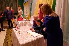 Юбиляры ставят подписи в Книге почетных семей