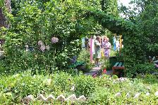 На протяжении многих лет домком дома № 23 по улице Парковой Нина Вастеренкова украшает цветами свой двор. А беседка стала излюбленным местом отдыха соседей. Фото Н.Коротаевой
