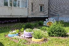 Традиционно двор дома № 9 по улице Чепецкой выделяется среди городских дворов. Фото Н.Коротаевой