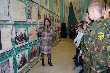 Проводит экскурсию по выставке директор ГКУ «Центр документации новейшей истории Удмуртской Республики» Ушакова Е.М.