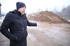 Начальник управления ЖКХ администрации Глазова Евгений Юрьевич Шейко показал уже заготовленную пескосоляную смесь. Смешана она в разных пропорциях - есть для более теплой погоды, есть - для холодной