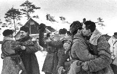 Знаменитая фотография встречи бойцов Ленинградского и Волховского фронтов, после частичного прорыва Блокады в январе 1943 года