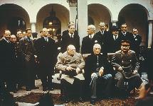 Иосиф Сталин, Франклин Рузвельт и Уинстон Черчилль (справа налево) с членами правительственных делегаций СССР, США и Великобритании на Крымской (Ялтинской) конференции