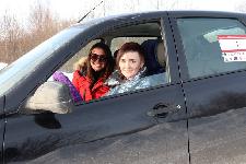 Эта милая девушка, Лиза Веретенникова, тоже любит погонять. На пассажирском сиденье еще одна известная в городе автоледи – Маша Завалина.