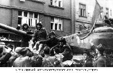 Жители Моравской Остравы приветствуют советских танкистов на улицах города
