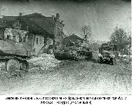 Советский грузовик ЗиС-5 проезжает мимо брошенного немецкого танка Pz.Kpfw. IV в городе Проскуров (Хмельницкий)