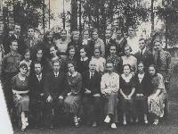 Первый выпуск школы № 3 г. Глазова. Директор - Верещагин Н. А. (в центре). Снимок 1939 г.
