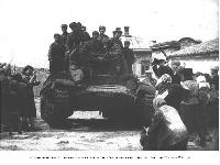 Жители Феодосии встречают советских танкистов.