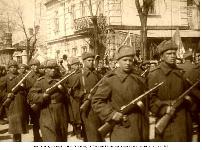 Советские солдаты маршируют по Евпатории
