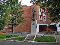 Памятник героям Гражданской войны на ул. Революции у здания ГГПИ им. В.Г. Короленко