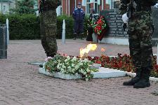 Возложение цветов и свечей к воинскому мемориалу