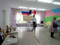Директор ДДК Денис Вахрушев на избирательном участке
