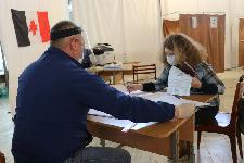 Главный редактор газеты "Красное знамя" Людмила Лехницкая на избирательном участке