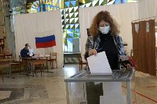 Главный редактор газеты "Красное знамя" Людмила Лехницкая на избирательном участке