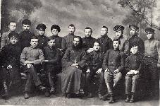 Группа учащихся-удмуртов Глазовской учительской семинарии. В центре священник Крылов – преподаватель удмуртского языка. Фото осень 1917 г.